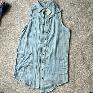 M/L tunic, chambray button up